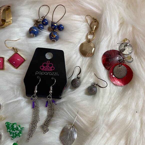 Lot of 20 Earrings Pairs Assorted Colors & Shapes Mixed Women's Jewelry Lots - Picture 2 of 7